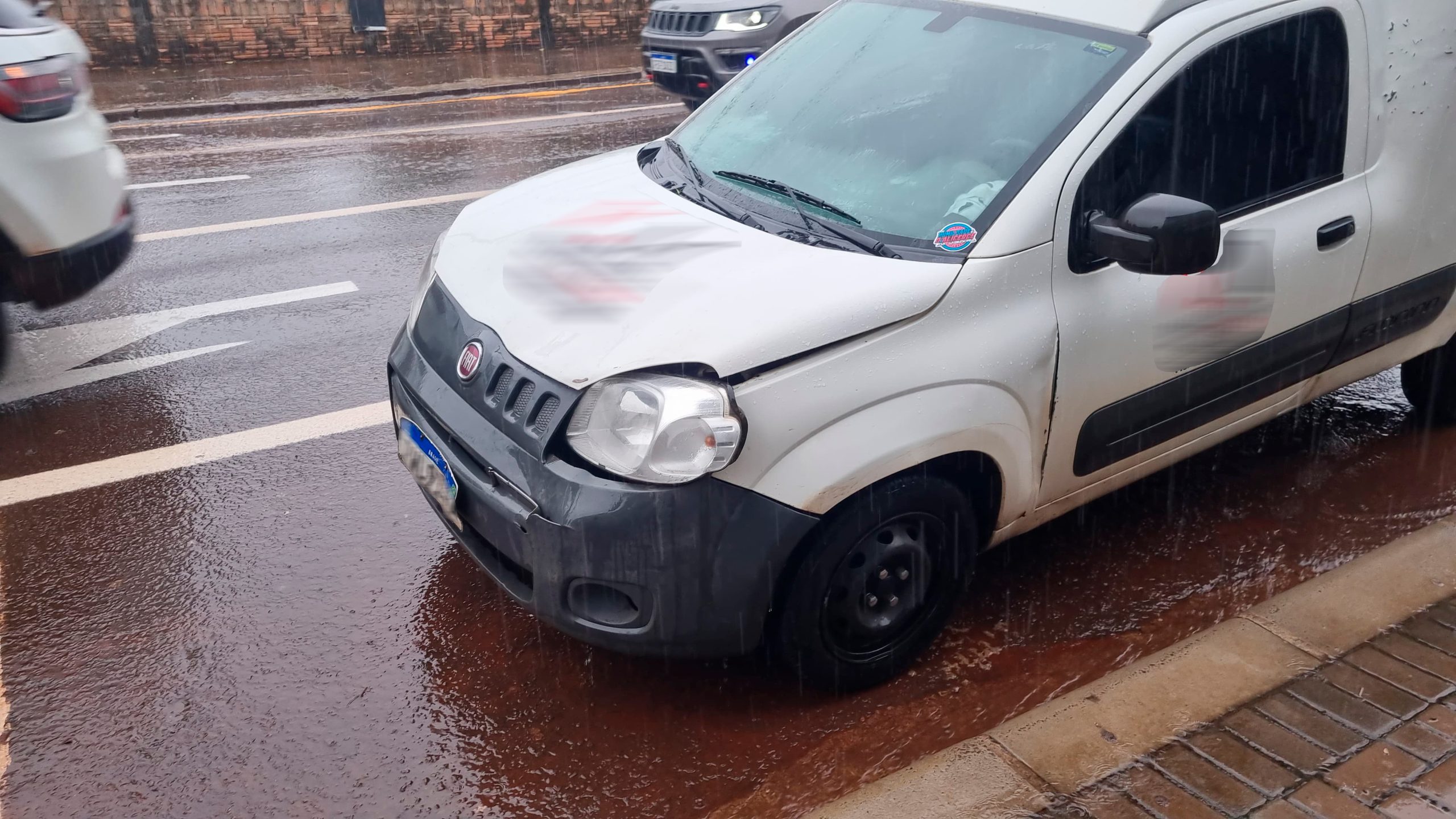 Fiorino e Doblô colidem na rua Rio Grande do Sul