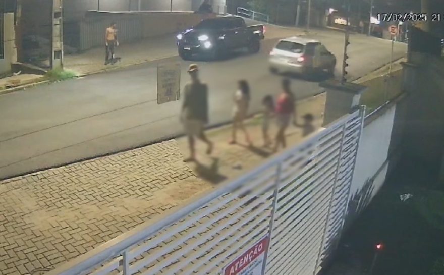 Câmera registra momento em que homem é executado com 11 tiros