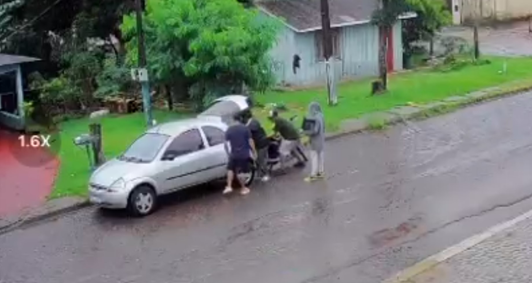 Imagens de segurança revelam quatro envolvidos em furto de motocicleta no bairro Cancelli; apenas três foram presos