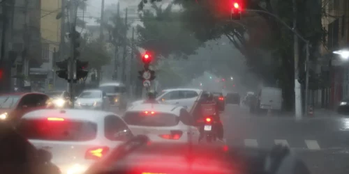 Defesa Civil alerta para chuva severa no centro e na zona leste de SP Imagem referente a Defesa Civil alerta para chuva severa no centro e na zona leste de SP