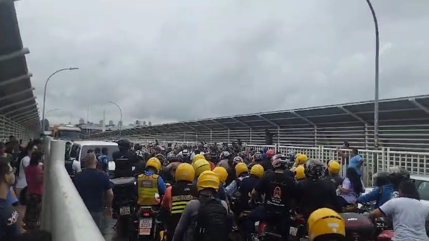 Protesto de motociclistas paralisa trânsito na Ponte da Amizade