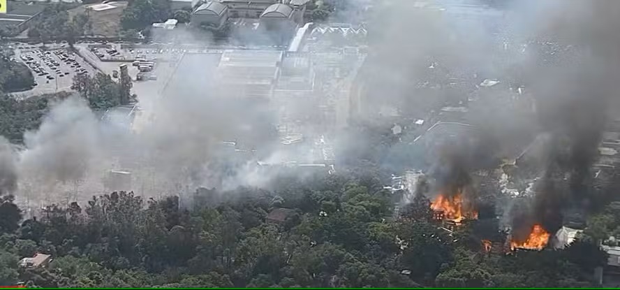 Incêndio de grandes proporções atinge Estúdios Globo no Rio