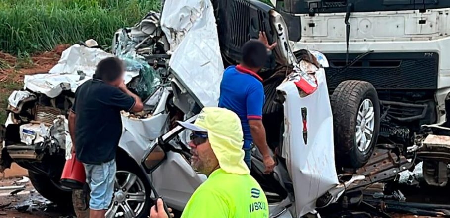 Caminhonete é esmagada entre carretas e motorista morre na rodovia BR-163