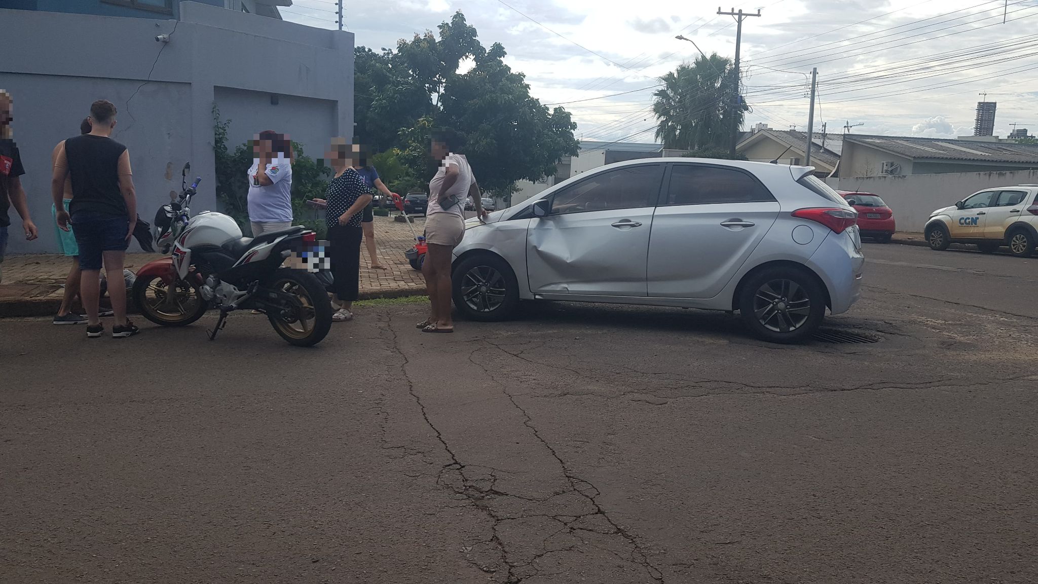Acidente entre moto e HB20 é registrado no Parque São Paulo