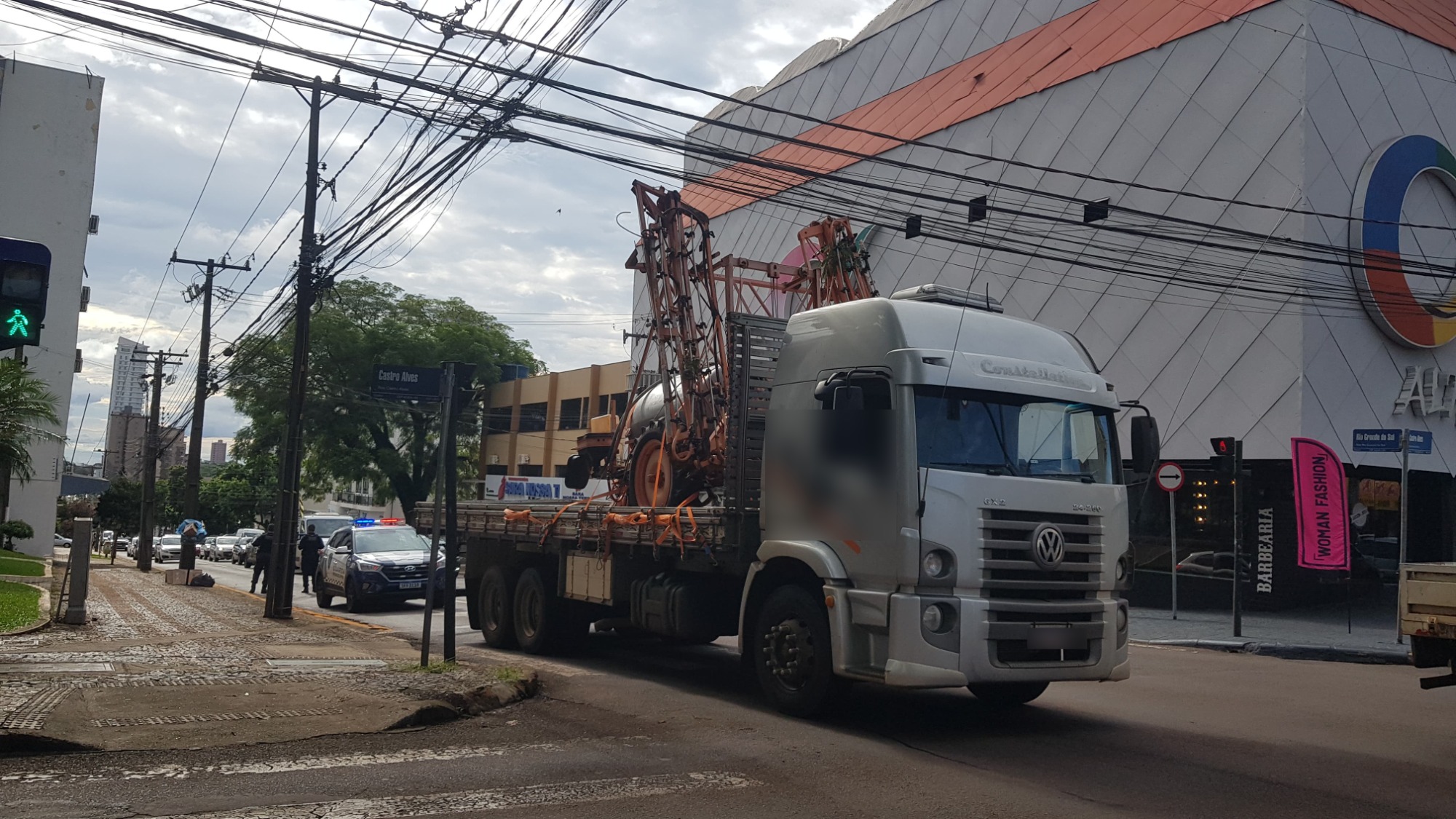 Guarda Municipal de Cascavel intercepta caminhão que arrancou fiação na cidade