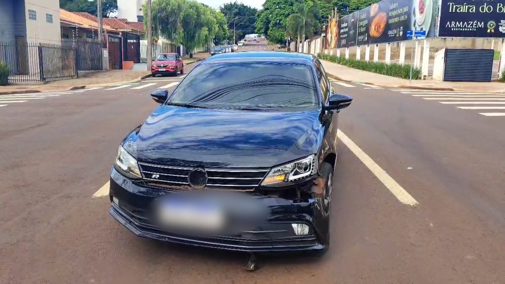 Jetta e Palio colidem no Centro de Cascavel