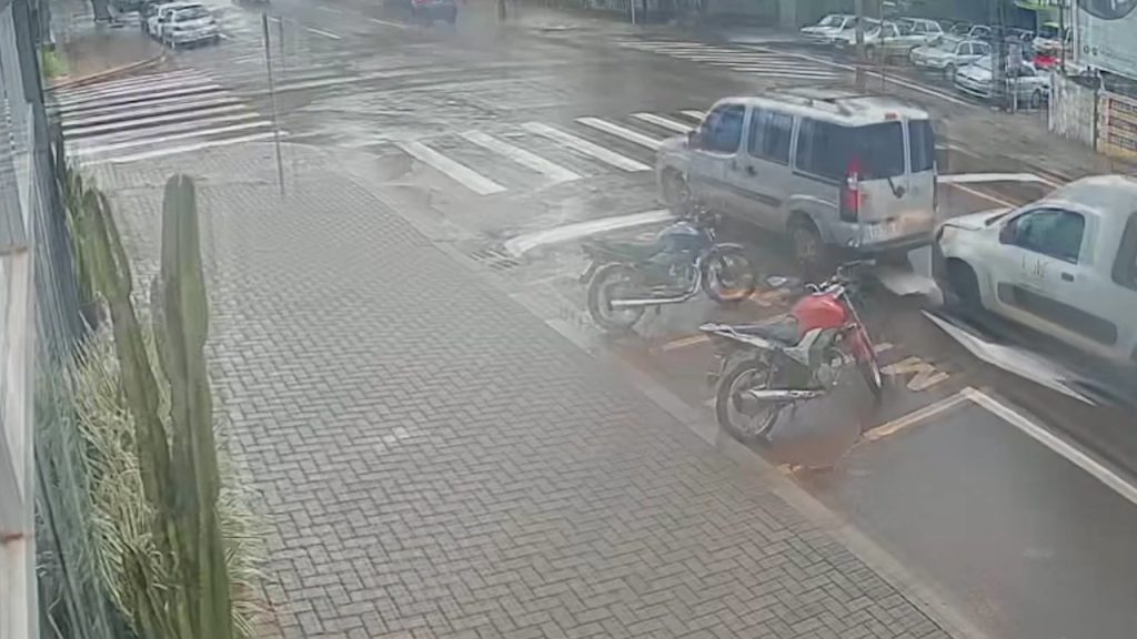 Imagens mostram colisão traseira na Rua Rio Grande do Sul