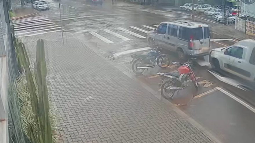 Imagens mostram colisão traseira na Rua Rio Grande do Sul