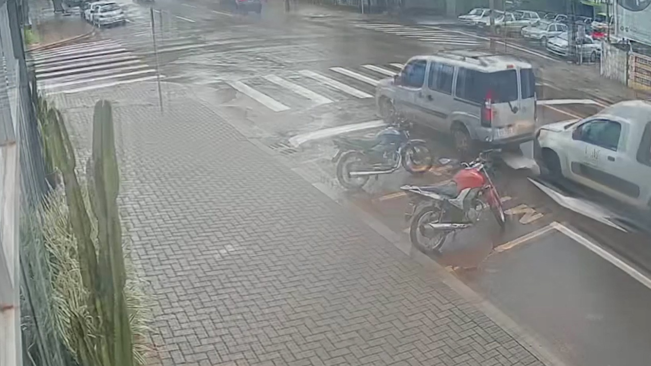Imagens mostram colisão traseira na Rua Rio Grande do Sul
