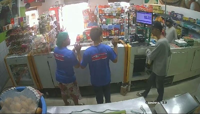 Criminosos ateiam fogo em padaria após roubo de R$25; veja vídeo