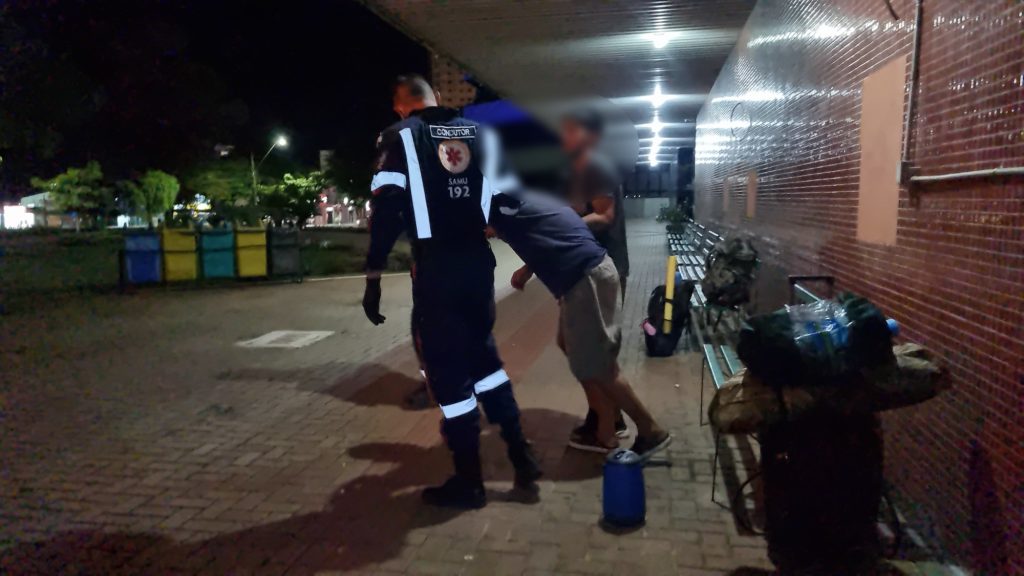 Homem em situação de rua com muito frio é atendido pelo Samu
