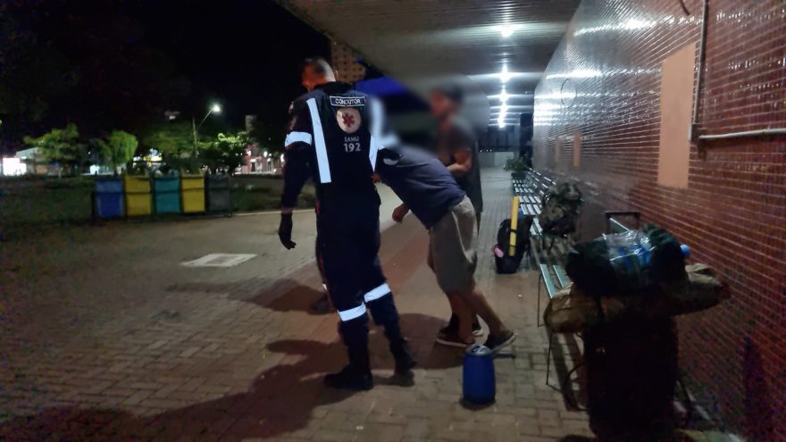 Homem em situação de rua com muito frio é atendido pelo Samu