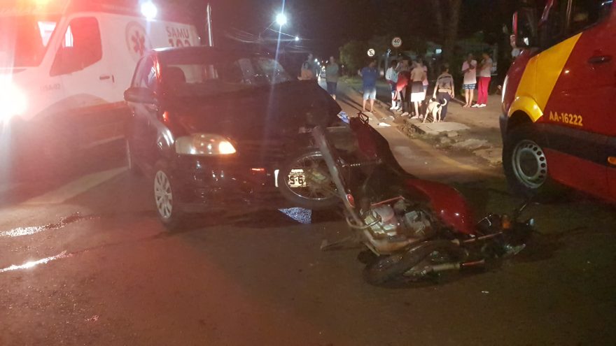 Moto fica “encavalada” em automóvel após acidente; motociclista tem 16 anos