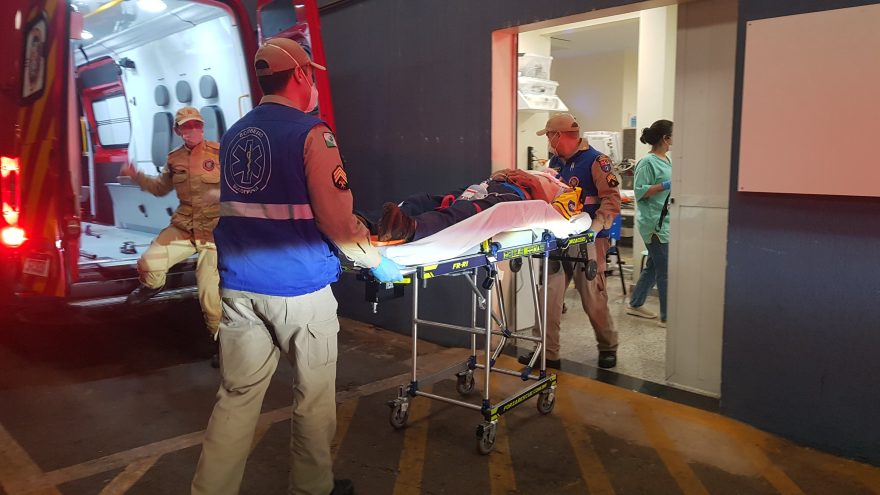 Colisão entre Astra e carreta deixa idoso gravemente ferido na BR-277, em Cascavel