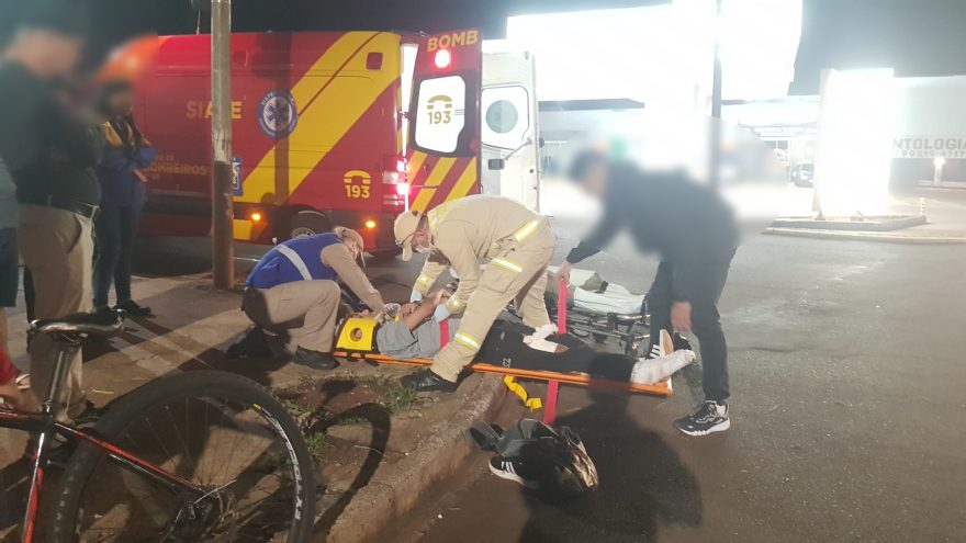 Jovem que voltava do trabalho de bicicleta fratura a perna em acidente no Esmeralda