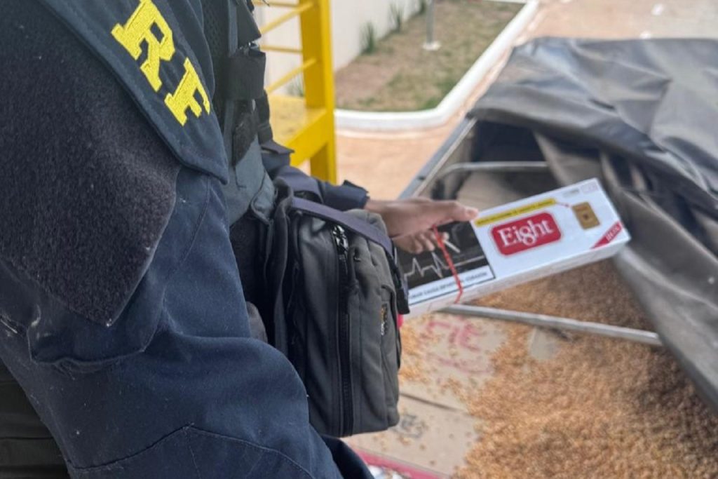 PRF apreende bitrem carregado com 500 mil maços de cigarros em Alto Paraíso