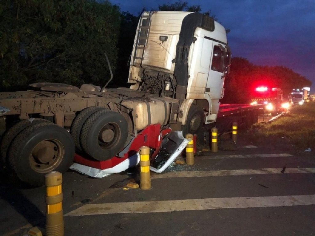 Motorista de guincho morre prensado por caminhão que transportava na PR-323