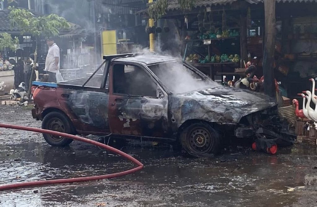 Carro é destruído por incêndio após pane elétrica em Capitão Leônidas Marques
