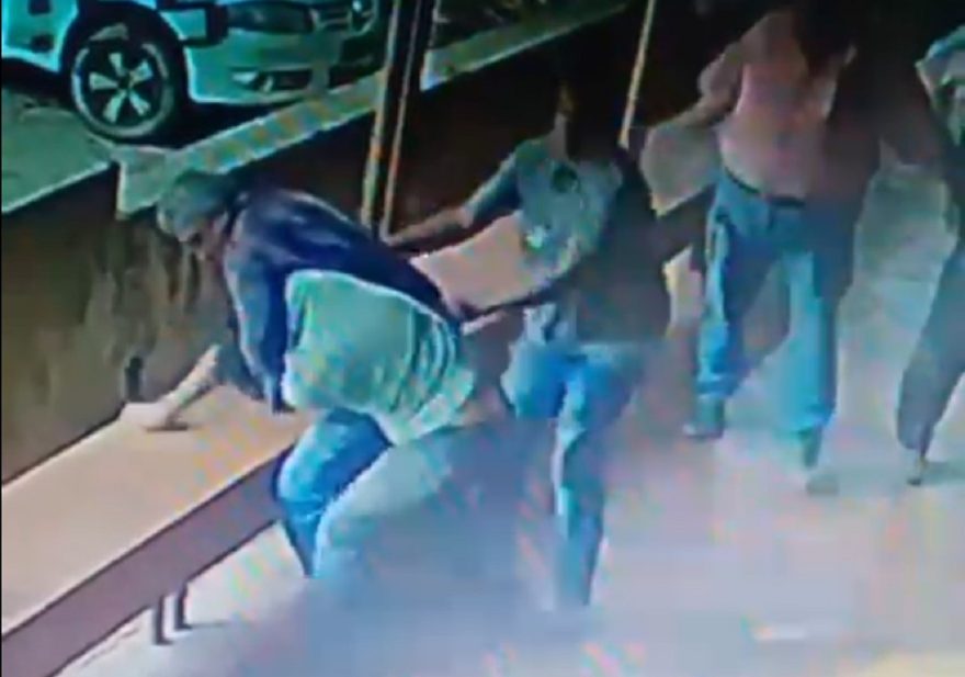 Servidores da Prefeitura de Tibagi saem na ‘porrada’ no Pátio de Máquinas; assista