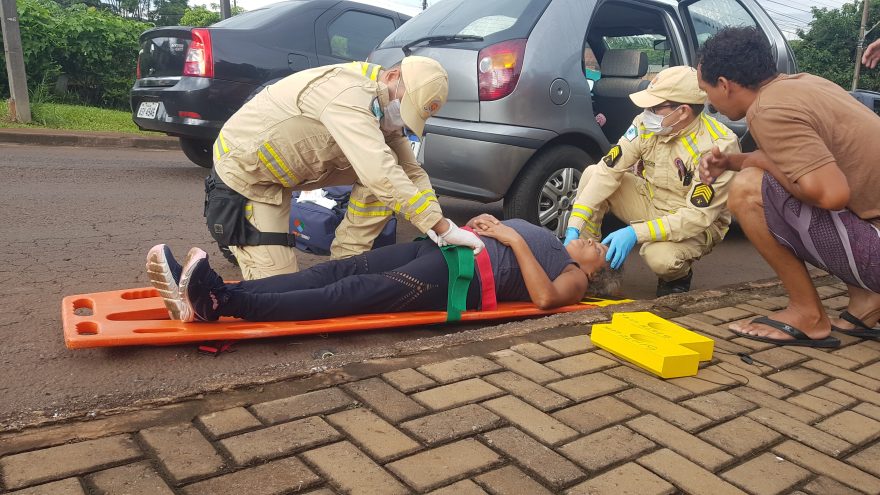 Mulher fica ferida em atropelamento na Rua Maracaí, no Bairro Alvorada