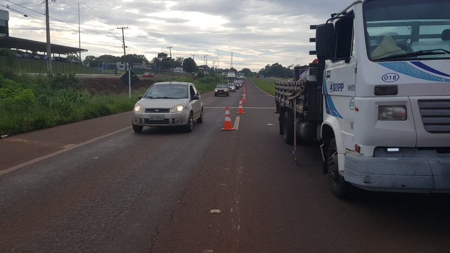 Manutenção interdita uma das vias da BR-467 e deixa trânsito lento