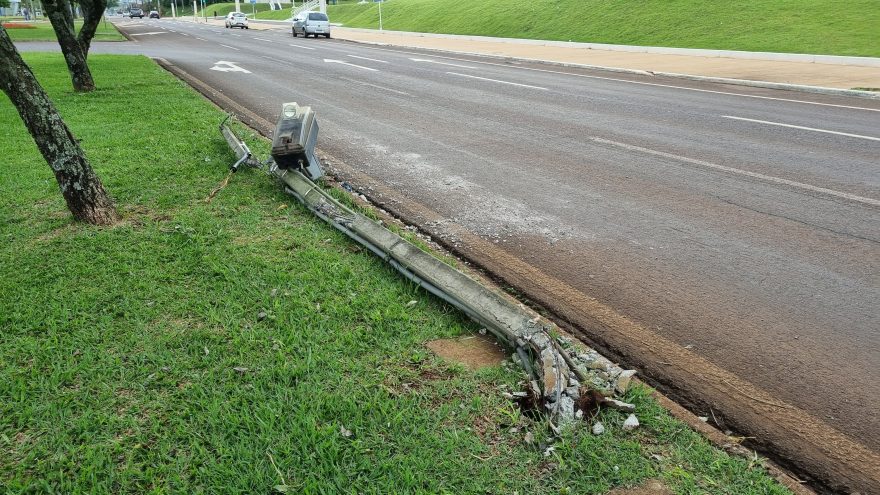 Poste é derrubado na Avenida Tancredo Neves em Cascavel