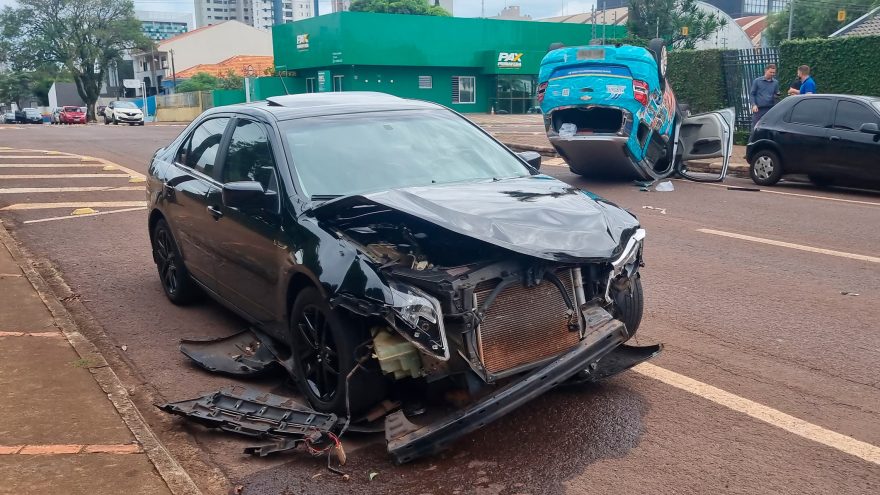 Spin capota após colidir com Fusion no Centro de Cascavel