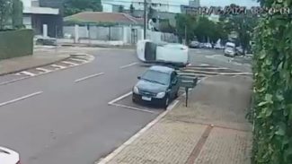 Vídeo mostra Spin capotamento após colisão com Fusion em cruzamento perigoso
