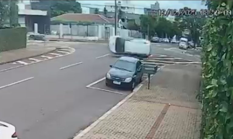 Vídeo mostra Spin capotamento após colisão com Fusion em cruzamento perigoso