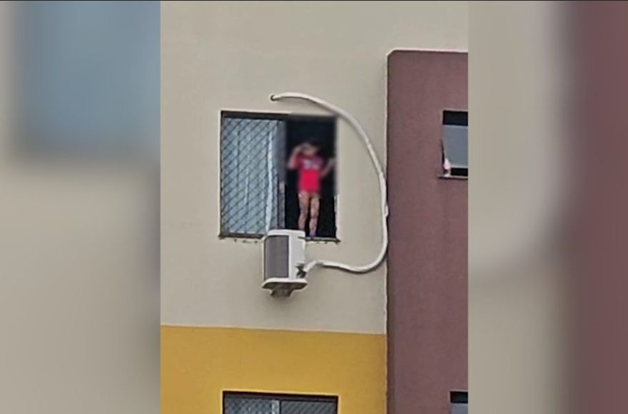 Vídeo mostra criança pendurada em tela de proteção em apartamento no Centro de Cascavel