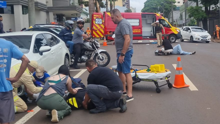 Acidente entre Civic e duas motos deixa motociclistas feridos na Rua Minais Gerais