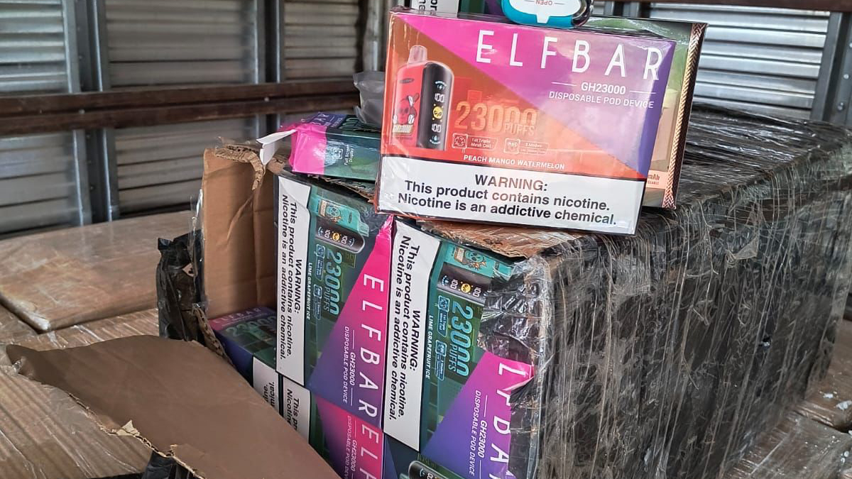 Polícia Militar apreende 46 caixas de cigarros eletrônicos contrabandeados em Cascavel