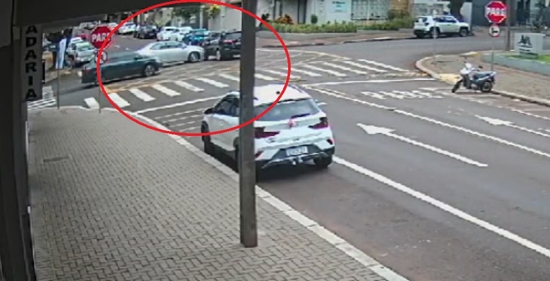 Câmera flagra acidente entre carros na Rua Mato Grosso x Vicente Machado