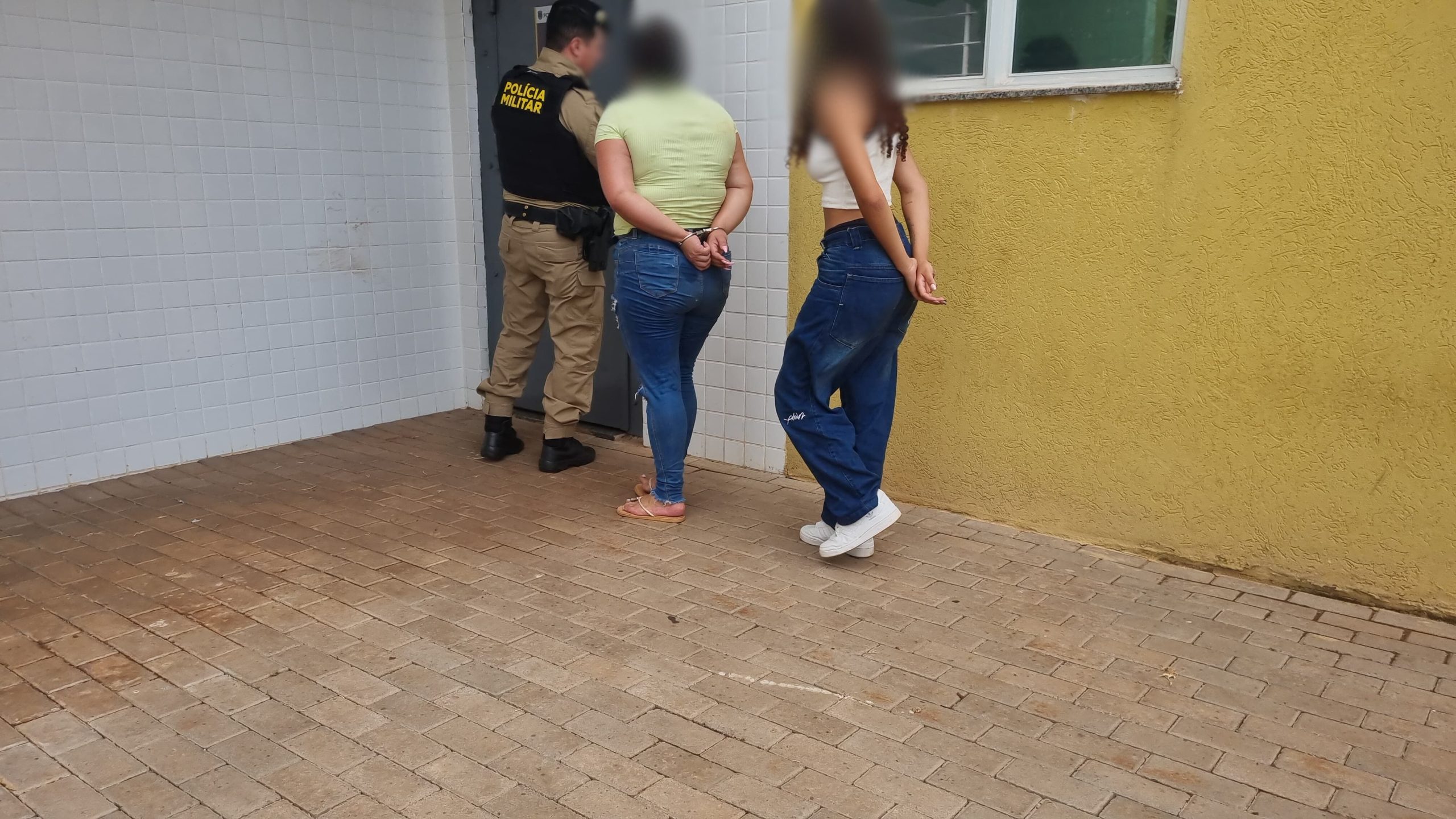 Quarteto é detido após ser flagrado cortando etiquetas anti-furto de roupas na Lojas Riachuelo