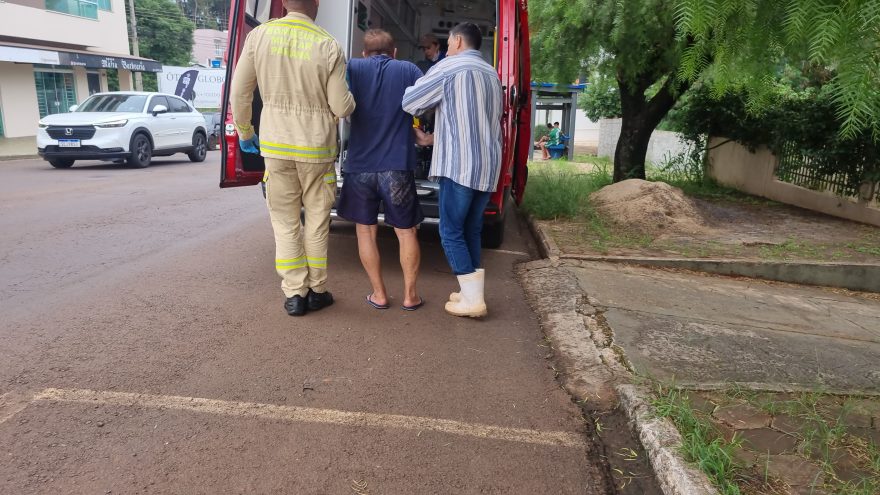 Idoso cai de escada e tem suspeita de fratura no braço
