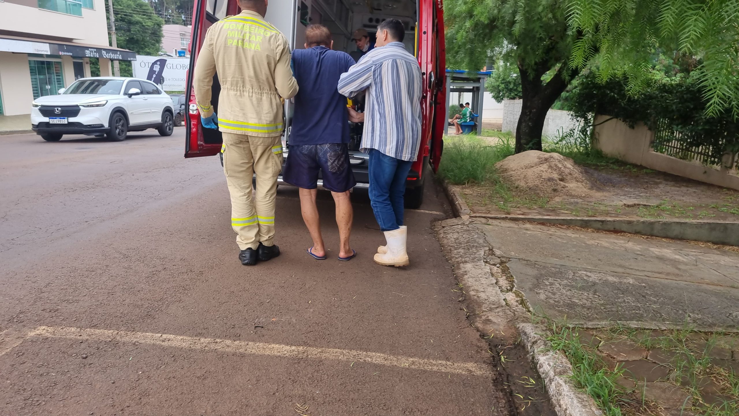 Idoso cai de escada e tem suspeita de fratura no braço Idoso cai de escada e tem suspeita de fratura no braço