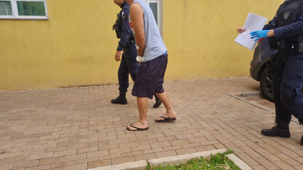 Homem que foi baleado pela GM é levado à delegacia