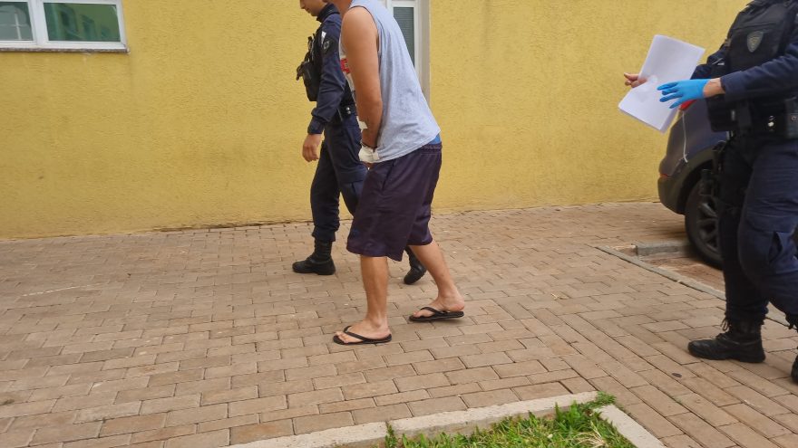 Homem que foi baleado pela GM é levado à delegacia
