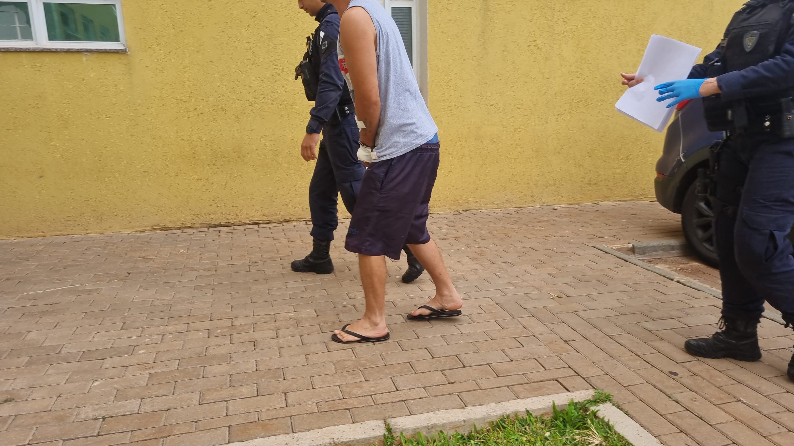 Homem que foi baleado pela GM é levado à delegacia Homem que foi baleado pela GM é levado à delegacia