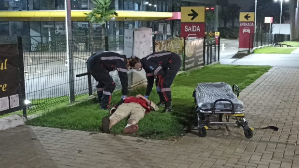 Homem desorientado é encontrado caído em frente à mercado em Cascavel