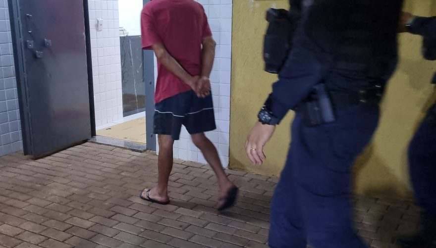 Homem tenta fugir da GM após invadir casa da ex e violar medida protetiva no Esmeralda