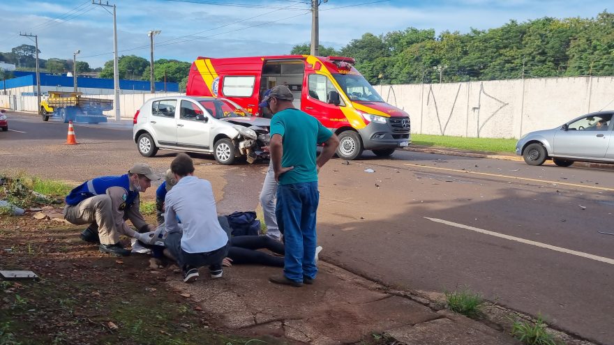Mulher fica ferida em acidente de trânsito na Rua Jacarezinho