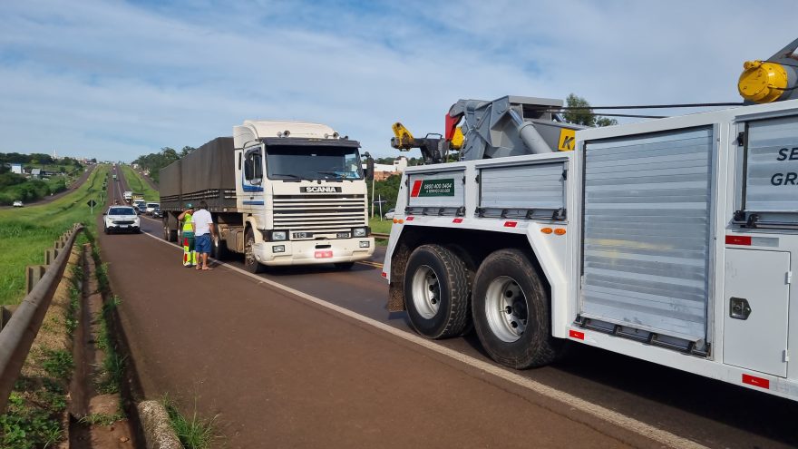 Carreta quebra eixo cardan e interdita pista da BR-277, em Cascavel