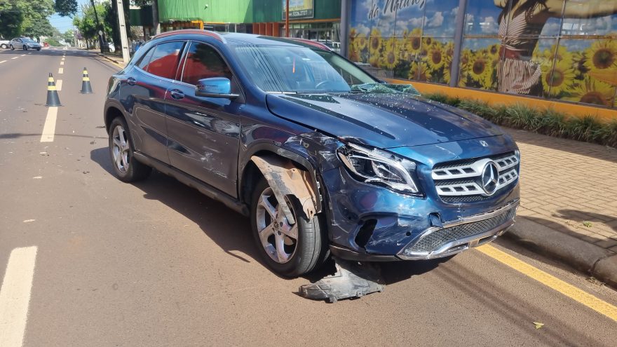 Mercedes GLA 200 e Prisma se envolvem em acidente na Rua Recife