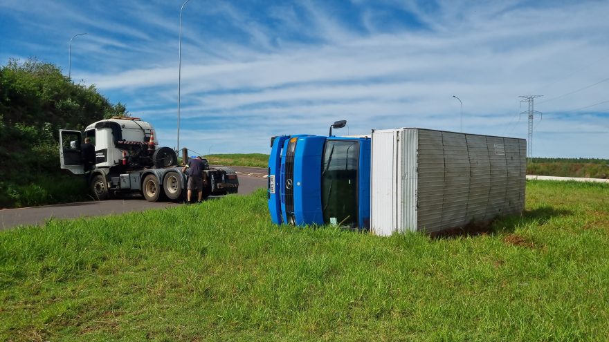 Caminhão Baú tomba no Contorno Oeste, em Cascavel