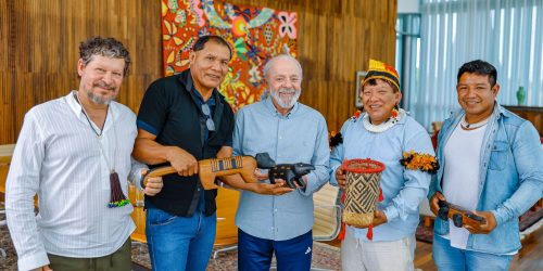 Lula recebe indígenas do Xingu e promete visita ao território Imagem referente a Lula recebe indígenas do Xingu e promete visita ao território