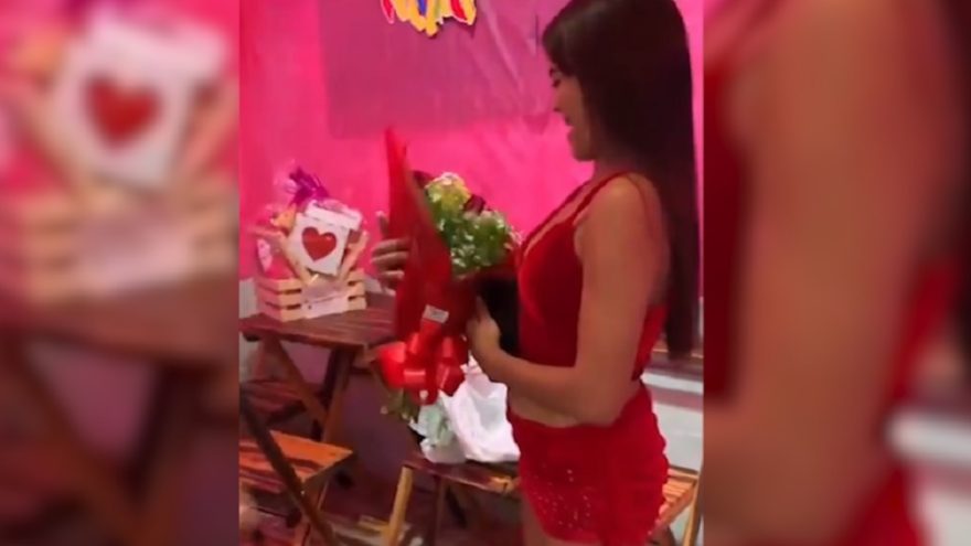 Apaixonado, cliente entrega presentes e buquê de flores para funcionária de ‘bar noturno’