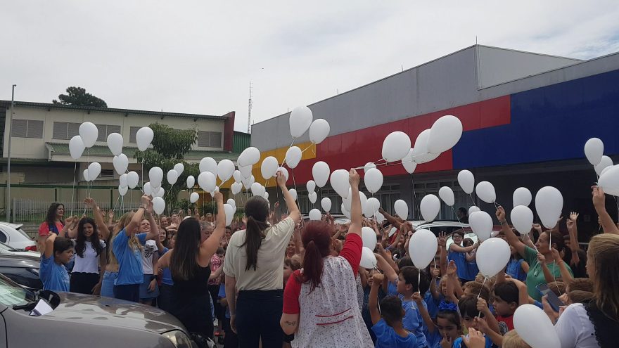 Alunos e professores homenageiam aluno Ricardo em cerimônia de despedida emocionante