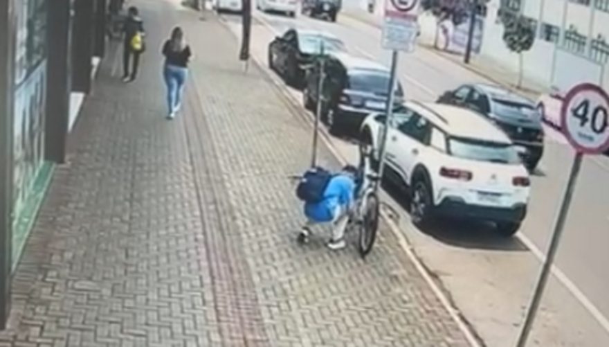 Câmera flagra furto de bicicleta na região central de Cascavel