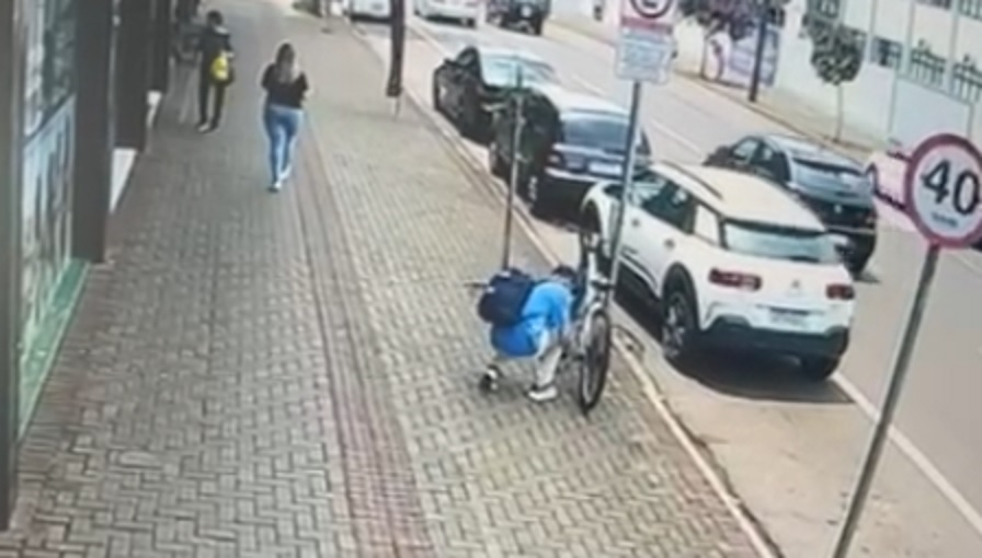 Câmera flagra furto de bicicleta na região central de Cascavel